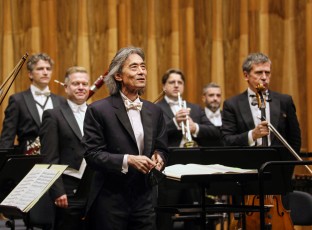 Kent Nagano mit Mitgliedern der Würth Philharmoniker