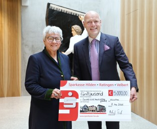 C. Sylvia Weber und Michael Türk bei der Scheckübergabe
