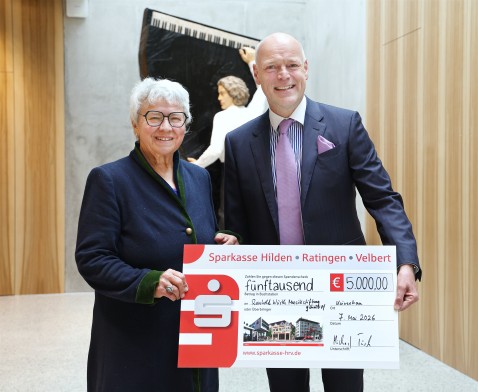 C. Sylvia Weber und Michael Türk bei der Scheckübergabe