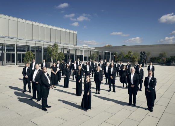 Würth Philharmoniker vor dem Carmen Würth Forum