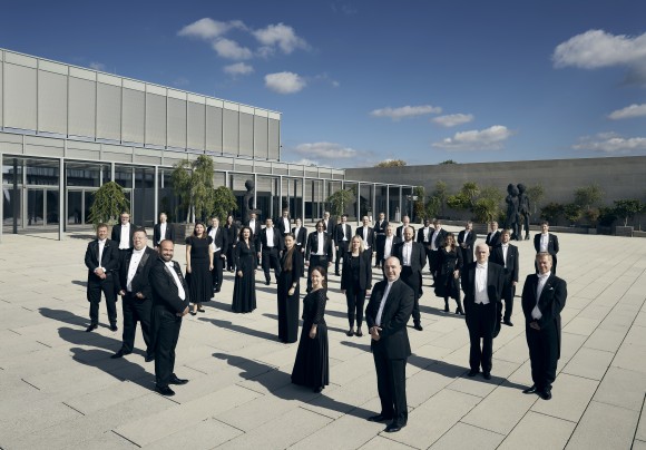 Würth Philharmoniker vor dem Carmen Würth Forum mit Chefdirigent Claudio Vandelli